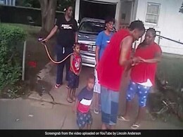 Handcuffed Man Proposes To Girlfriend Before Going To Jail. She Says Yes Handcuffed Man Proposes To Girlfriend Before Going To Jail. She Says Yes