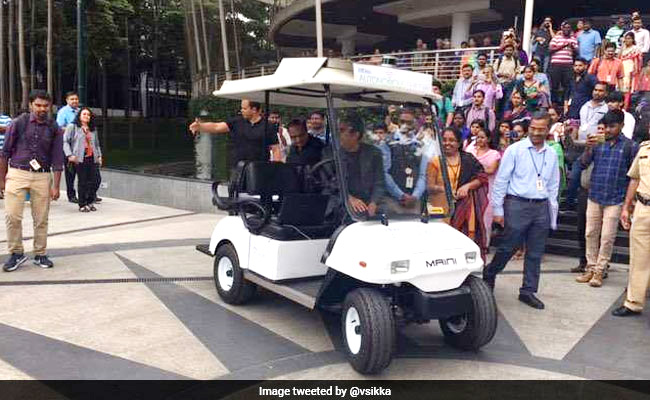 ड्राइवरलेस कार्ट में सवार होकर दफ्तर पहुंचे विशाल सिक्का, जानें इंफोसिस को लेकर क्या कहा