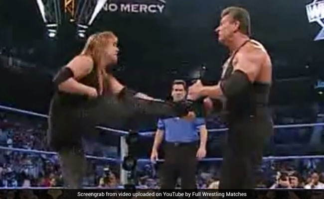 WWE : जब बेटी ने बाप पर पाइप से कर दिया हमला, फिर बाप को आया गुस्सा और... Video