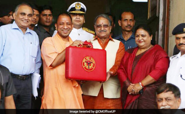 योगी सरकार ने पेश किया अपना पहला बजट, 55 हजार करोड़ रुपये की नई योजनाएं शुरू करने का ऐलान