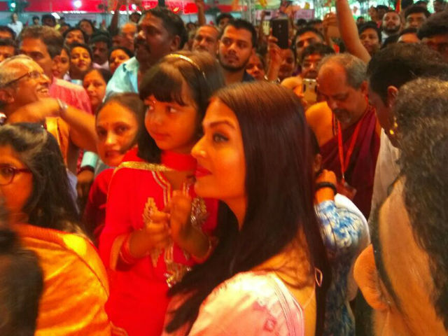 Ganesh Chaturthi 2017: Aishwarya Rai Bachchan And Daughter Aaradhya Visit Ganpati <i>Pandal</i>