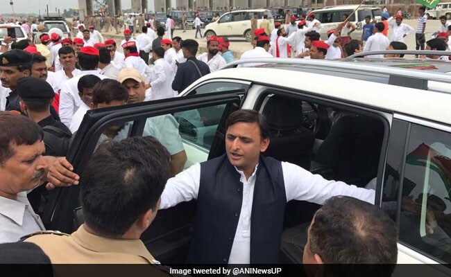 उत्तर प्रदेश: सैफई में होली के मौके पर अखिलेश ने शिवपाल के पैर छुए, अटकलों का दौर शुरू
