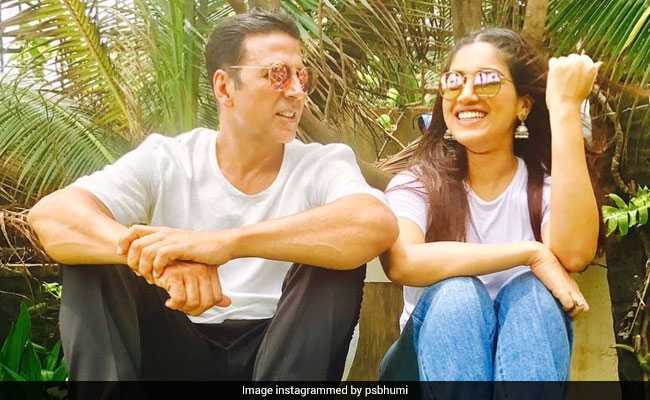 जब 'टॉयलेट' पेपर में रोल हुए अक्षय और भूमि, सामने आई बाथरूम Photo जब 'टॉयलेट' पेपर में रोल हुए अक्षय और भूमि, सामने आई बाथरूम Photo