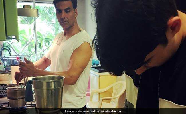 देश देख रहा अक्षय कुमार की 'टॉयलेट', इधर किचन में खाना बनाने में व्यस्त हैं अभिनेता