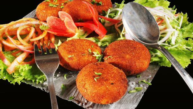 Banana And Moong Dal Tikki: स्नैक्स में बनाना चाहते हैं कुछ हटकर तो ट्राई करें कच्चे केले और मूंग दाल की टिक्की