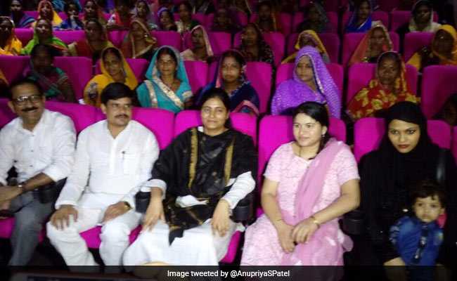 केंद्रीय मंत्री अनुप्रिया पटेल ने सफाई कर्मचारियों के साथ देखी फिल्म  ‘टॉयलेट - एक प्रेम कथा’ केंद्रीय मंत्री अनुप्रिया पटेल ने सफाई कर्मचारियों के साथ देखी फिल्म  ‘टॉयलेट - एक प्रेम कथा’