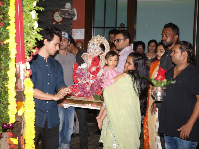 Ganesh Chaturthi 2017: Salman Khan's Sister Arpita And Ahil Celebrate Ganpati <i>Visarjan</i>