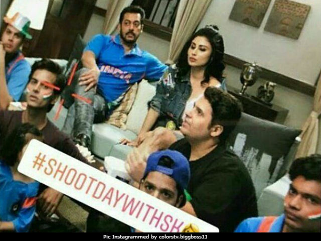 <I>Bigg Boss 11</i>: A Pic Of Salman Khan And Mouni Roy Is Breaking The Internet