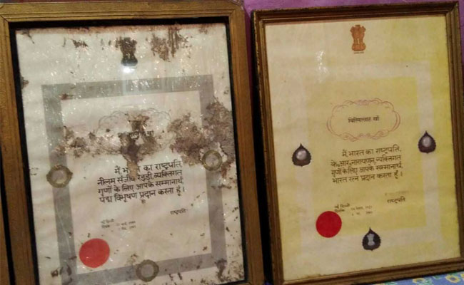 बदहाली : उस्ताद बिस्म्मिल्लाह खान के पद्म भूषण अवॉर्ड को चट कर रहे हैं दीमक 