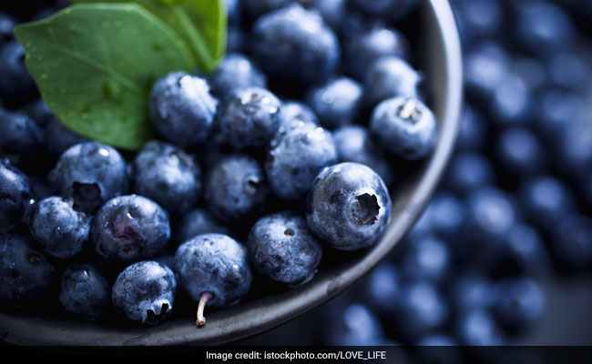 blue and purple fruits