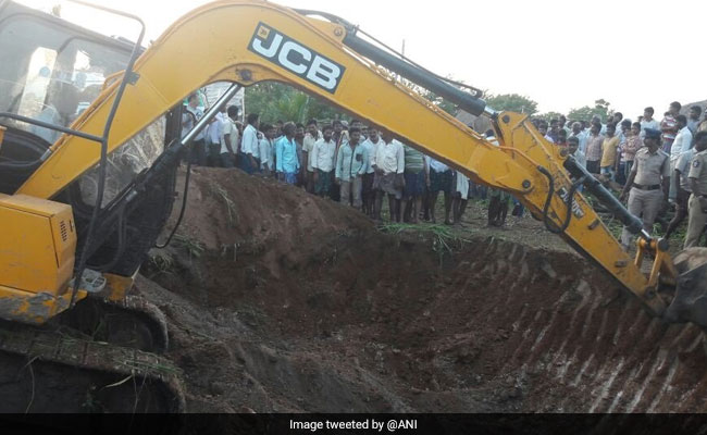 ஆழ்துளைக் கிணற்றில் சிக்கிய 2 வயது குழந்தை : மீட்பு பணி தீவிரம்