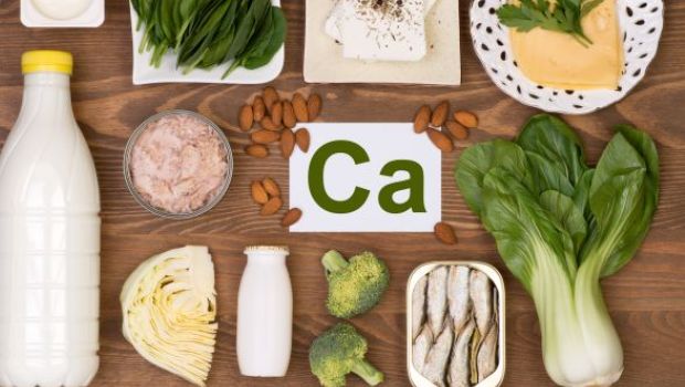 Foods With Calcium: ठंड के मौसम में हड्डियों को फौलद सा मजबूत बना देंगी ये चीजें, आज से ही डाइट में करें शामिल