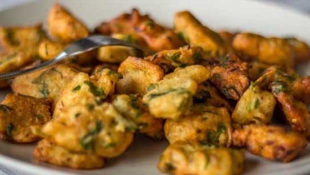 Indian Cooking Tips: Celebrate Monsoon With This Yummy Spinach Potato Pakodas (Recipe Video Inside)