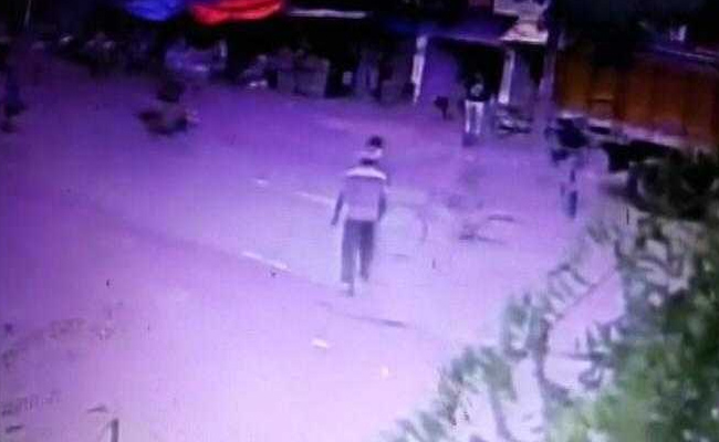 दिनदहाड़े सड़क पर तलवार से काट दिया 13 साल की लड़की का हाथ, CCTV में कैद हुई घटना