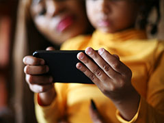 बच्चा ज्यादा मोबाइल देखता है तो क्या करें? बच्‍चों की फोन देखने की आदत कैसे छुड़ाएं