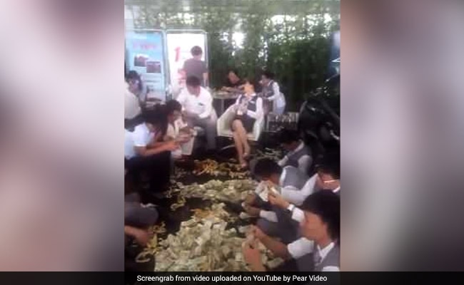 Woman Buys Car With Four Sacks Full Of Cash Worth 130,000 Yuan