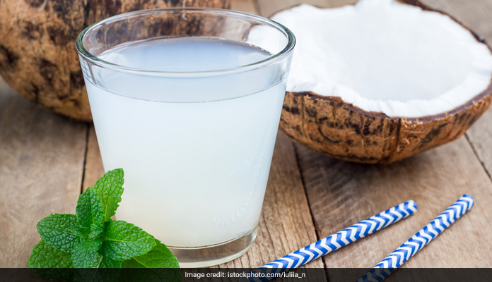 Coconut Water Benefits: नारियल पानी के हैं कई फायदे, आज से ही अपनी रूटीन डाइट में करें शामिल