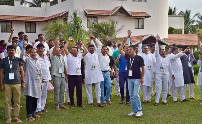 खरीद-फरोख्त के डर से बेंगलुरु में रखे गए 44 कांग्रेस विधायक 9 दिन बाद गुजरात लौटे