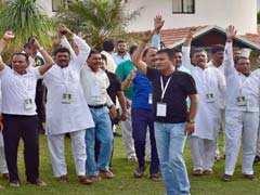 बेंगलुरु : हफ्ते भर बाद पहली बार रिसॉर्ट से बाहर निकले गुजरात के कांग्रेसी विधायक