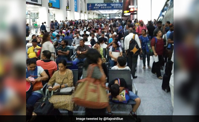 रद्द टिकट पर दिल्ली हवाई अड्डे में घुसा, सीआईएसएफ ने पकड़ा