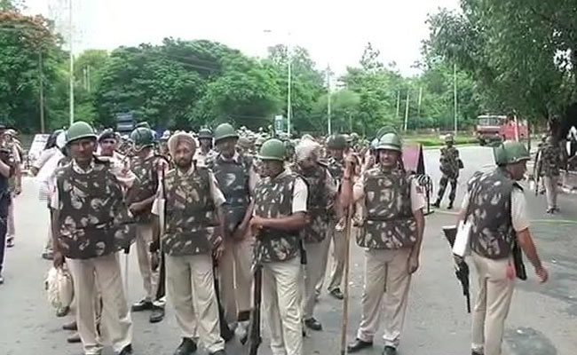 यौन शोषण के आरोप में डेरा प्रमुख गुरमीत राम रहीम दोषी करार, कोर्ट से ही हिरासत में लिए गए, सजा का ऐलान 28 को