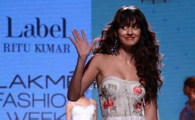 Lakme Fashion Week के पहले दिन रैंप पर छा गईं दिशा पाटनी