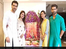 'जमाई राजा' के घर पहली बार विराजे गणपति, दर्शन करने पहुंचीं दिव्यांका त्रिपाठी 'जमाई राजा' के घर पहली बार विराजे गणपति, दर्शन करने पहुंचीं दिव्यांका त्रिपाठी