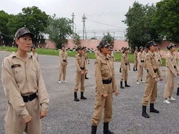 उत्तरी पूर्व राज्यों की 41 लड़कियां बनी कमांडो, बेस्ट कमांडो को दिल्ली पुलिस ने बनाया पोस्टर गर्ल उत्तरी पूर्व राज्यों की 41 लड़कियां बनी कमांडो, बेस्ट कमांडो को दिल्ली पुलिस ने बनाया पोस्टर गर्ल