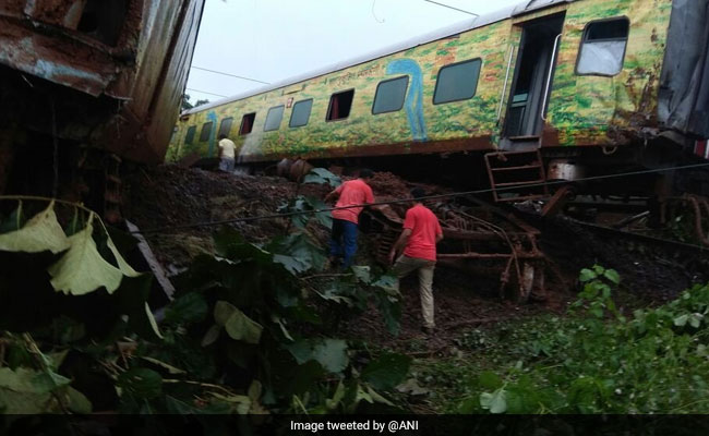 9 Coaches Of Duronto Express Derail Near Thane