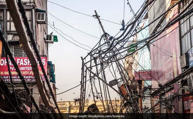 बिजली की हाई टेंशन तार से टकराई रॉड, करंट लगने से मिस्त्री समेत दो लोगों की मौत, 2 घायल