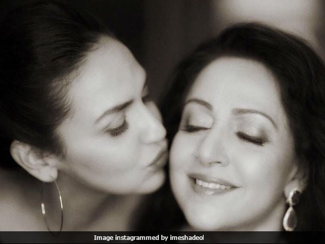 640px x 480px - Pregnant Esha Deol Shares A Heartwarming Picture With Mother Hema Malini