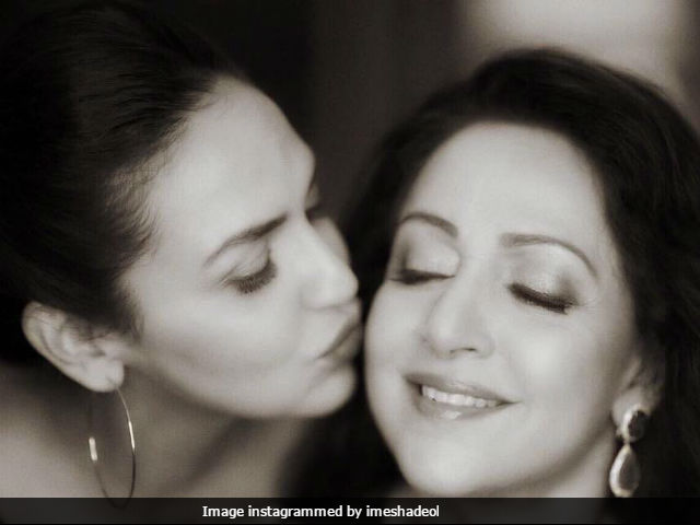 Pregnant Esha Deol Shares A Heartwarming Picture With Mother Hema Malini