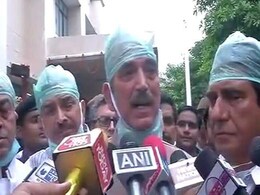 गोरखपुर हादसा: विपक्ष ने CM योगी से मांगा इस्तीफा, मंत्री मौर्या बोले-हड़बड़ाइए नहीं गोरखपुर हादसा: विपक्ष ने CM योगी से मांगा इस्तीफा, मंत्री मौर्या बोले-हड़बड़ाइए नहीं