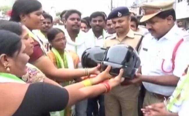 रक्षा बंधन पर बहनों ने दिया भाइयों सड़क पर सुरक्षा का तोहफा, राखी के साथ दिए हेलमेट