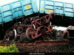 गया-मुगलसराय रूट पर मालगाड़ी के 20 डिब्बे पटरी से उतरे, आवाजाही प्रभावित, यात्री परेशान गया-मुगलसराय रूट पर मालगाड़ी के 20 डिब्बे पटरी से उतरे, आवाजाही प्रभावित, यात्री परेशान