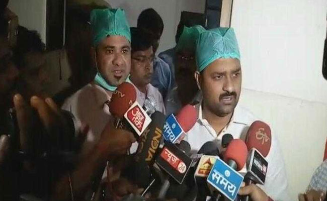 गोरखपुर मेडिकल कॉलेज में 30 बच्चों की मौत, अस्पताल में ऑक्सीज़न की कमी का आरोप