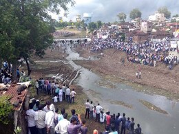मध्य प्रदेश : छिंदवाड़ा में पत्थरों से खेले गए गोटमार मेले में एक व्यक्ति की मौत, 450 लोग घायल मध्य प्रदेश : छिंदवाड़ा में पत्थरों से खेले गए गोटमार मेले में एक व्यक्ति की मौत, 450 लोग घायल