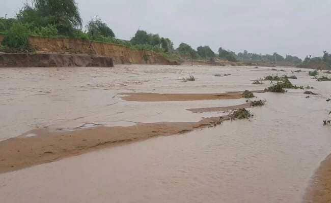 पहाड़ों पर मूसलाधार बारिश से तराई क्षेत्र की सभी नदियां उफान पर