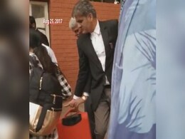 राम रहीम का बैग उठाकर साथ चल रहे थे हरियाणा सरकार के उप महाधिवक्ता, किए गए बर्खास्त राम रहीम का बैग उठाकर साथ चल रहे थे हरियाणा सरकार के उप महाधिवक्ता, किए गए बर्खास्त