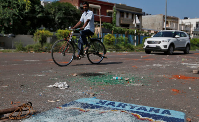 हरियाणा हिंसा के बाद शांति की ओर : रेल, बस सेवाएं बहाल, डेरा मुख्यालय छोड़ रहे हैं समर्थक