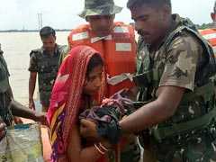 बाढ़ से घिरे पूर्वी उत्तर प्रदेश और बिहार में राहत व बचाव अभियान में जुटी वायु सेना