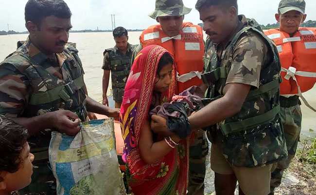 बाढ़ से घिरे पूर्वी उत्तर प्रदेश और बिहार में राहत व बचाव अभियान में जुटी वायु सेना