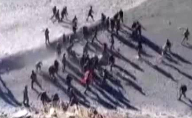 लद्दाख में भारतीय सेना ने चीनी घुसपैठ को रोका, VIDEO में देखें उसके बाद कैसे शुरू हुई पत्‍थरबाजी...