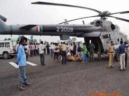 बाढ़ राहत कार्य में जोर-शोर से लगे हैं वायुसेना के हेलीकॉप्टर बाढ़ राहत कार्य में जोर-शोर से लगे हैं वायुसेना के हेलीकॉप्टर