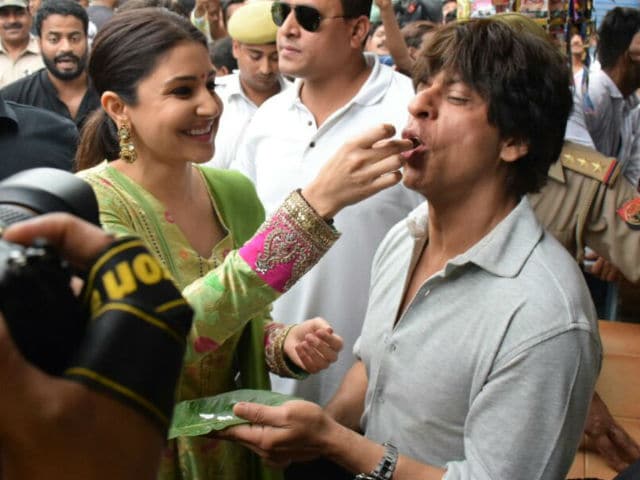 Shah Rukh Khan And Anushka Sharma Treat Harry And Sejal To Banarasi Paan. See Pics