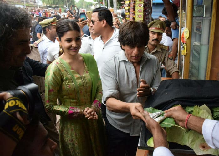 Shah Rukh Khan And Anushka Sharma Treat Harry And Sejal To Banarasi Paan.  See Pics