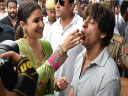 शाहरुख खान बनारस गए और फ्री में पान खाकर लौट आए! ट्विटर पर हुए TROLL... शाहरुख खान बनारस गए और फ्री में पान खाकर लौट आए! ट्विटर पर हुए TROLL...