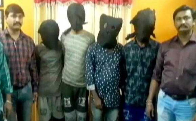 जादूगर गैंग से बच कर रहें, पलक झपकते ही कर देती है आपका सामान गायब