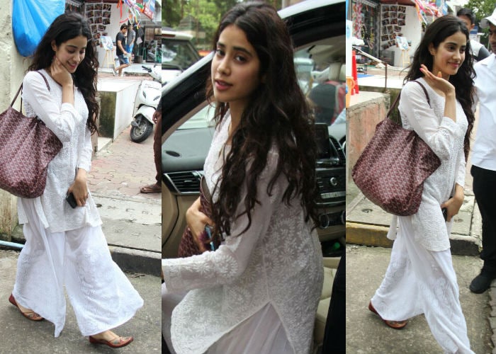 Jhanvi Kapoor Looks Like Sridevi Of Chandni In New Pics