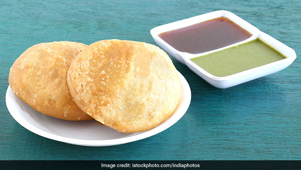 कचौरी खाने के हैं शौकीन तो घर पर इस तरह बनाएं आलू कचौरी